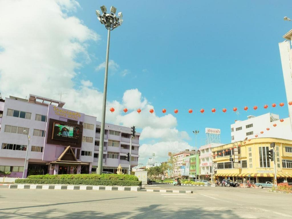 Oyo 565 Trang Hotel Luaran gambar