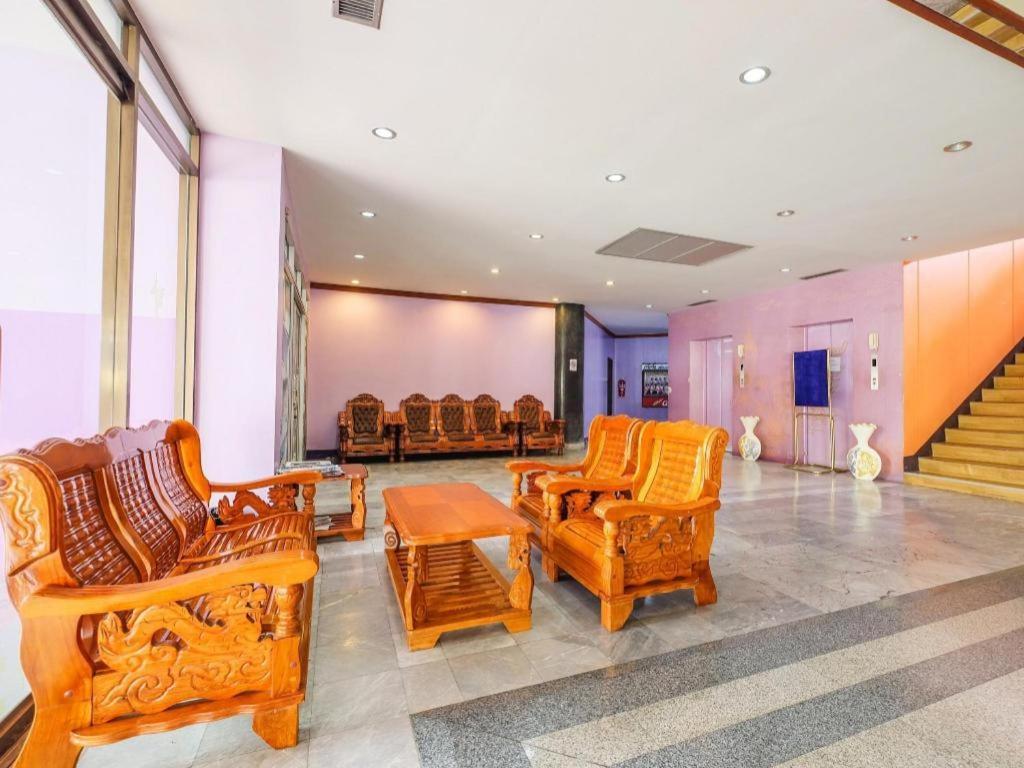 Oyo 565 Trang Hotel Luaran gambar